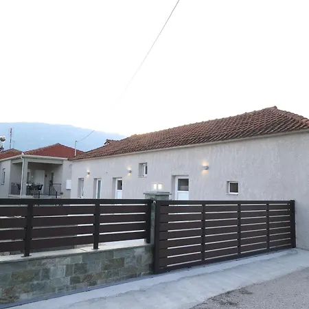 Eytyxia House * Megarchi